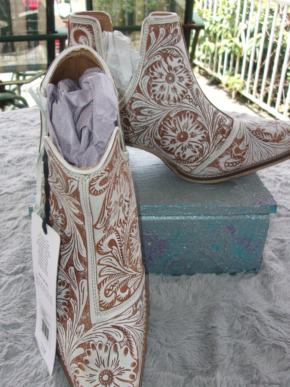 S-236 NWT MYRA WESTERN MOXIE HAND TOOLED BOOTIES